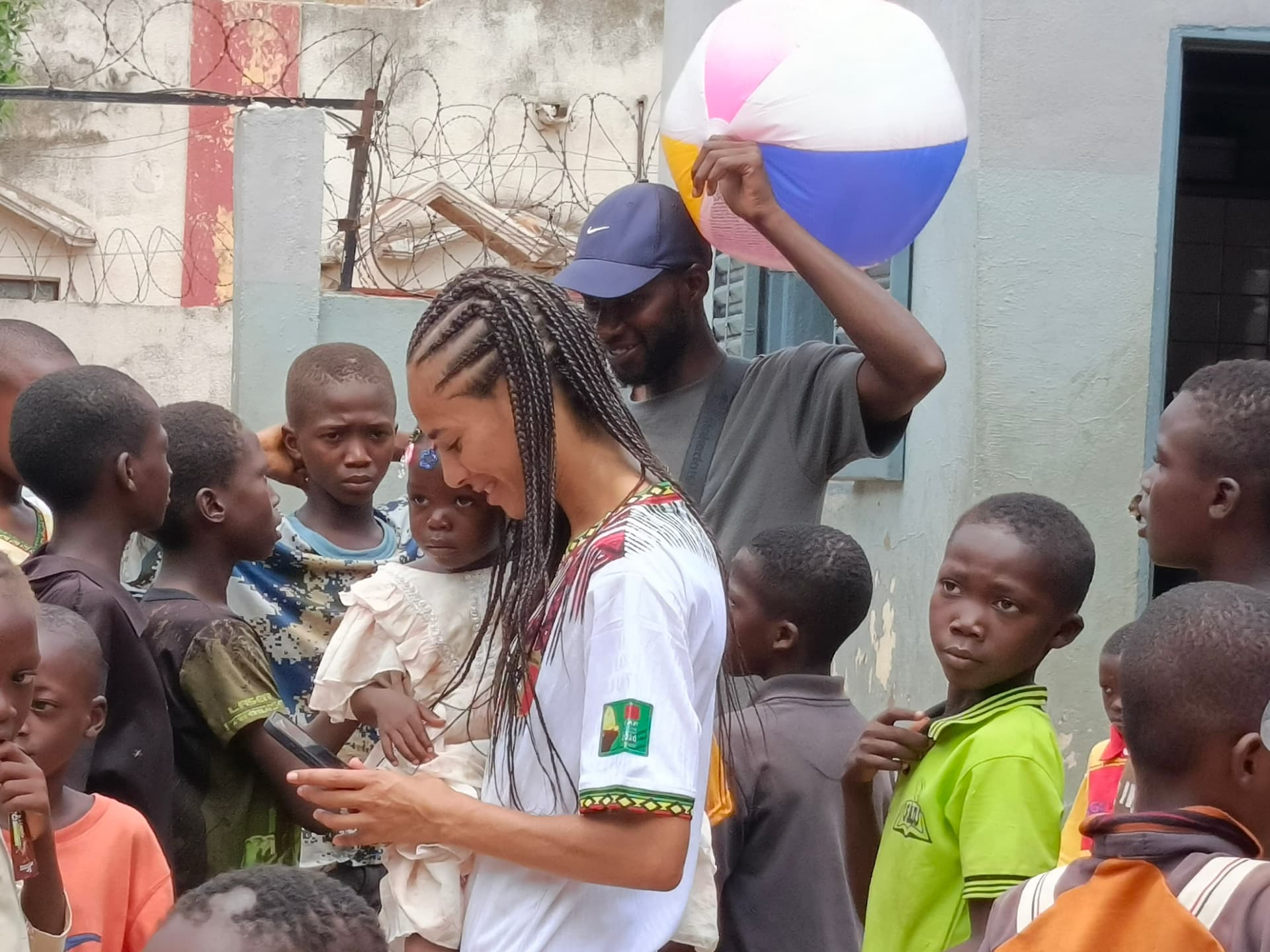 Bénévoles de l'AMET auprès d'enfants au Mali