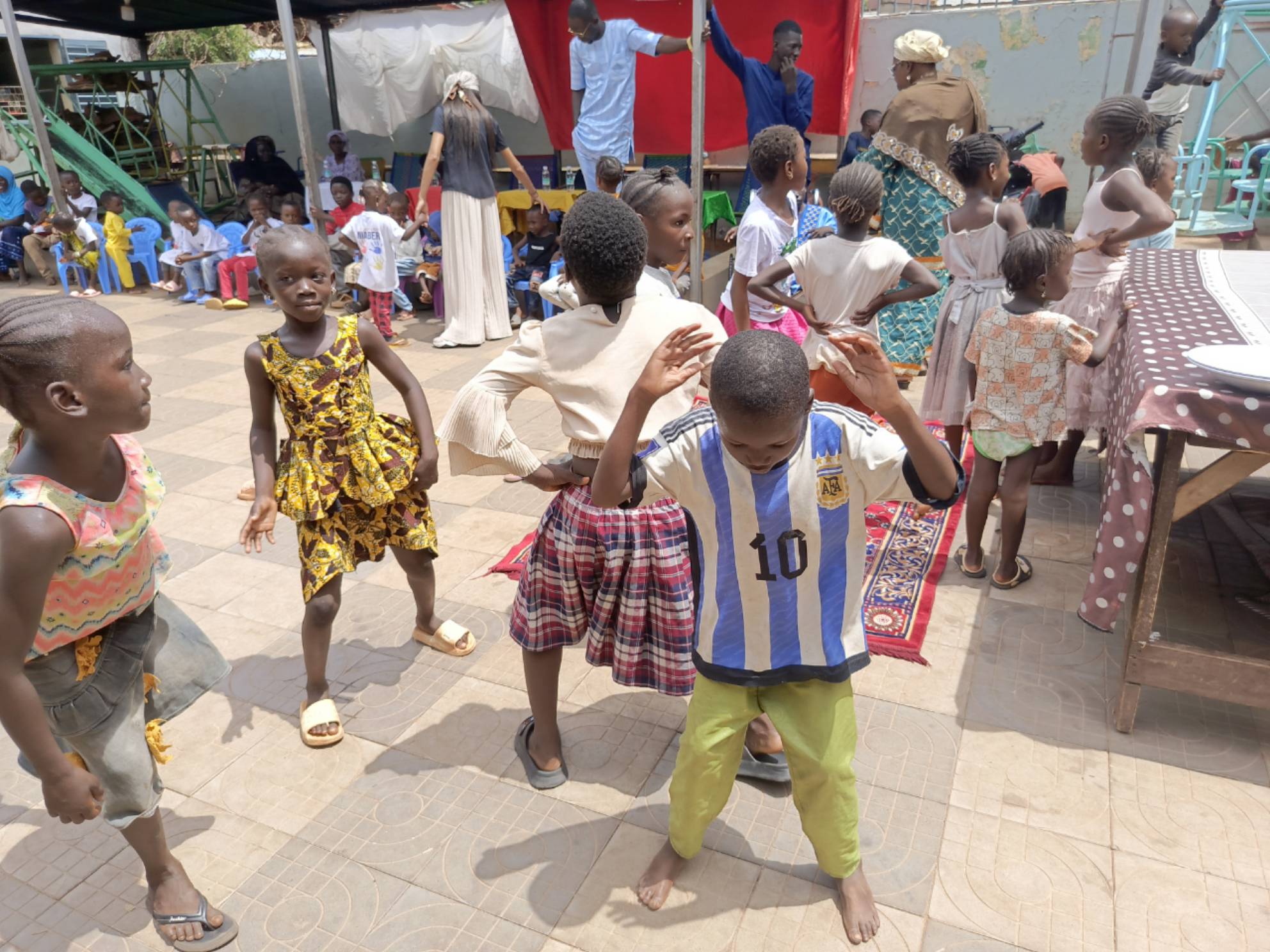 Enfants dansant lors d'une activité de l'AMET à l'orphelinat NIABER