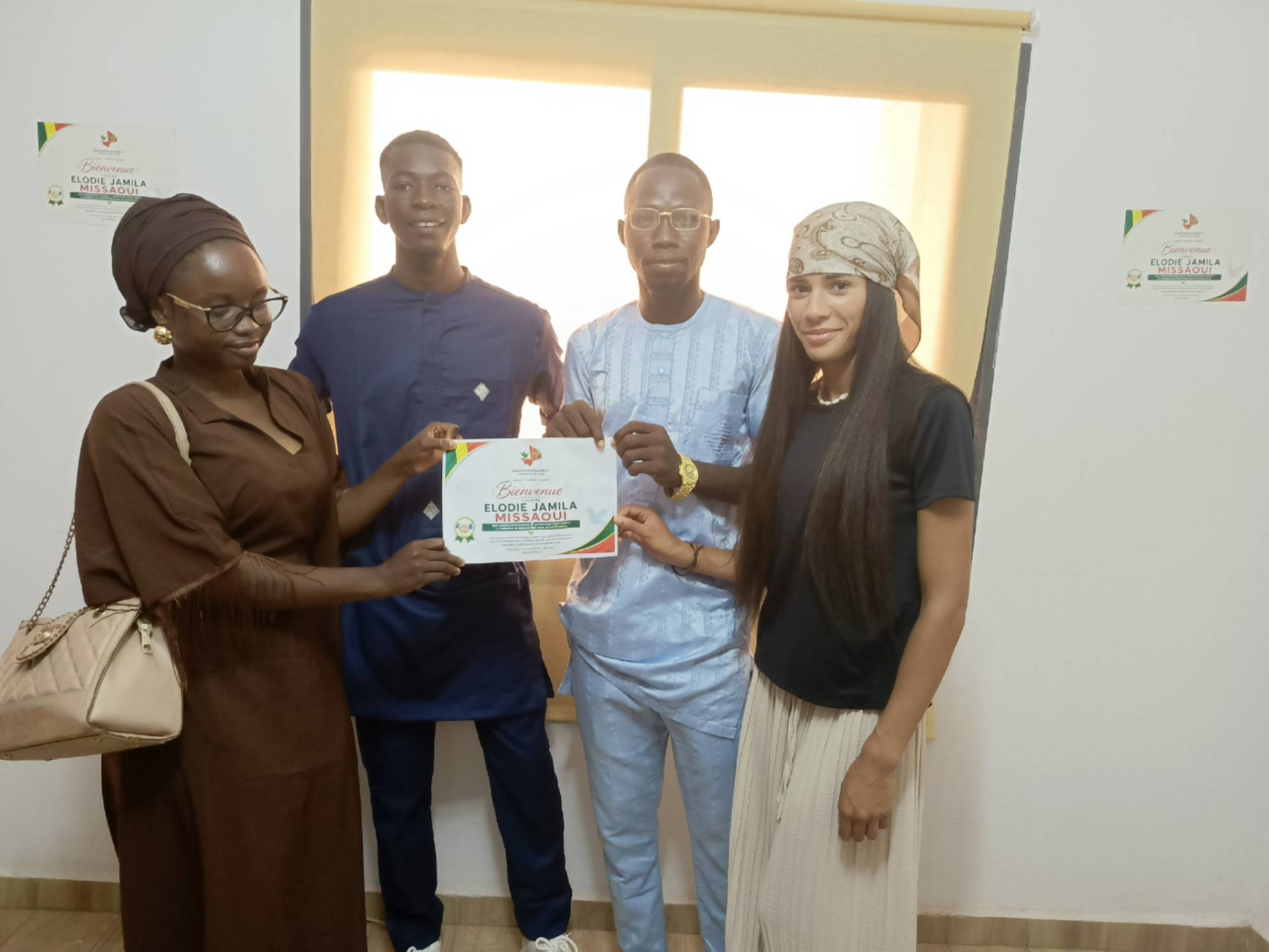 Remise d'une attestation de bienvenue à une partenaire de l'AMET